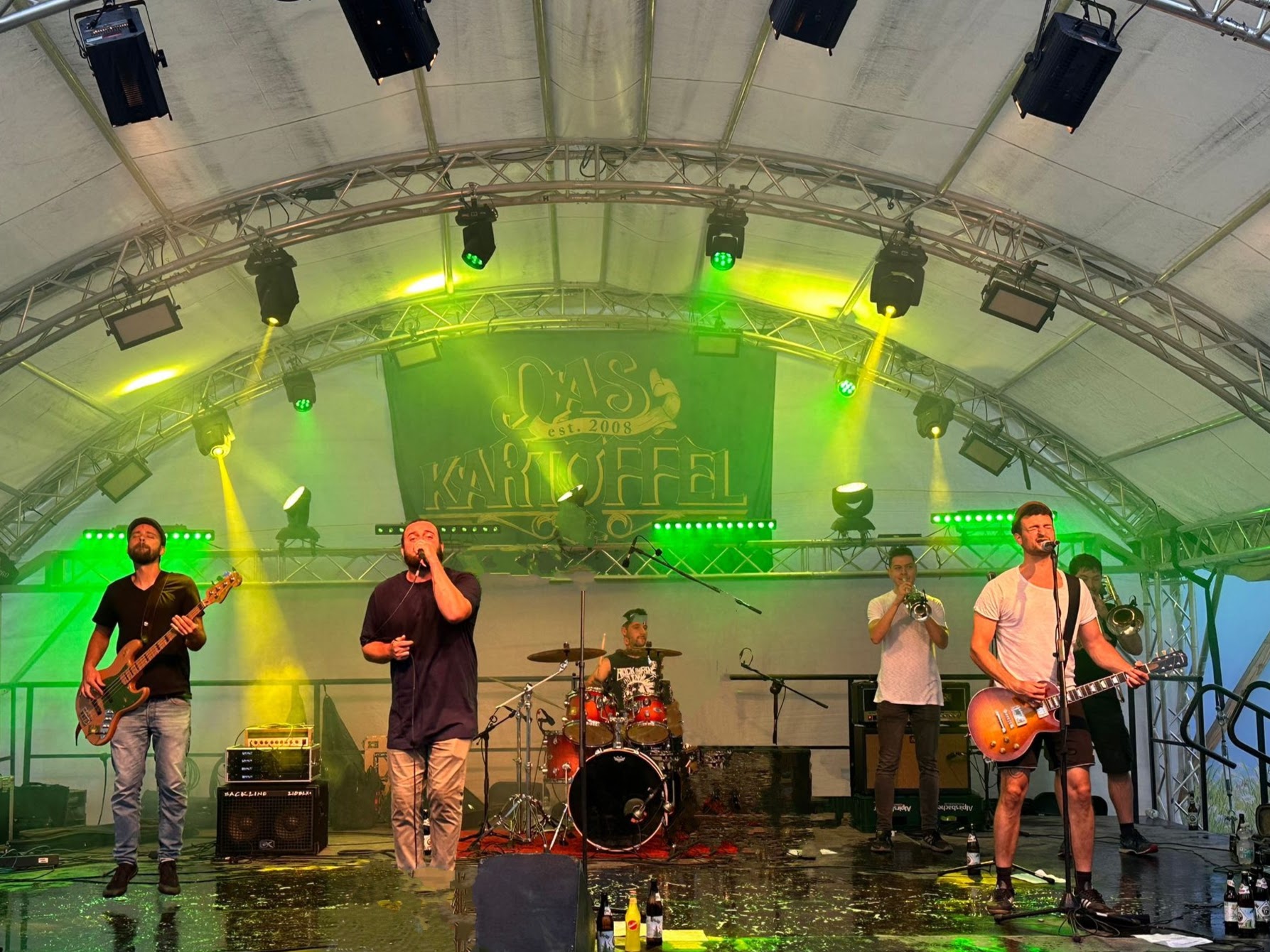 Das Kartoffel live als Gruppe auf der Bühne