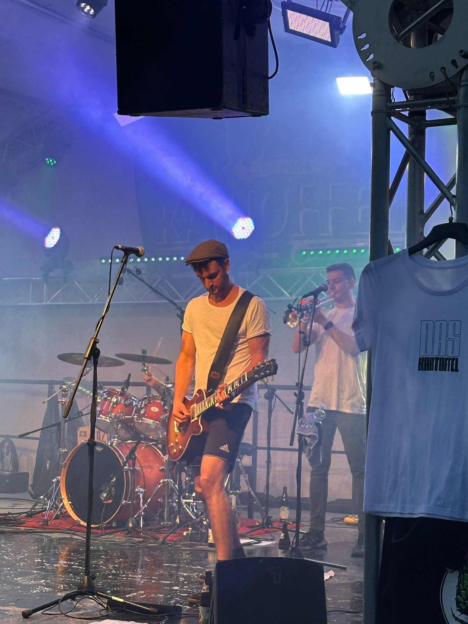 Gitarrist von Das Kartoffel live auf der Bühne